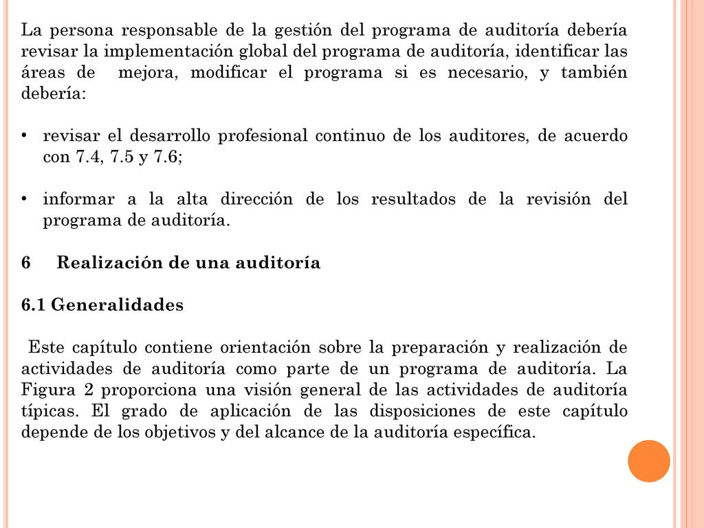 La persona responsable de la gestión del programa de auditoría debería revisar la implementación global del programa de auditoría, identificar las áreas de mejora, modificar el programa si es necesario, y también debería: