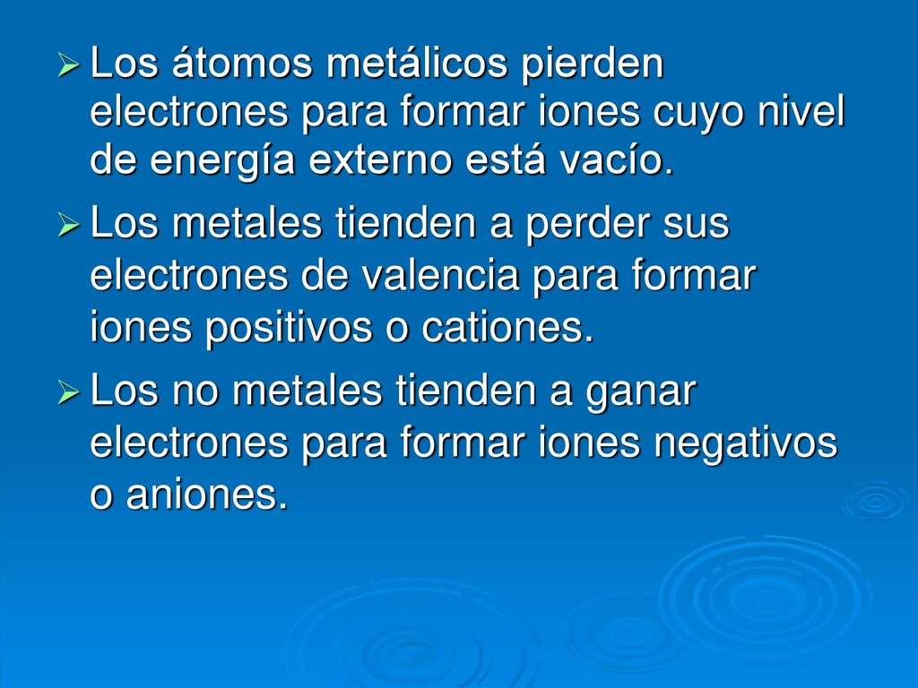 Los átomos metálicos pierden electrones para formar iones cuyo nivel de energía externo está vacío.