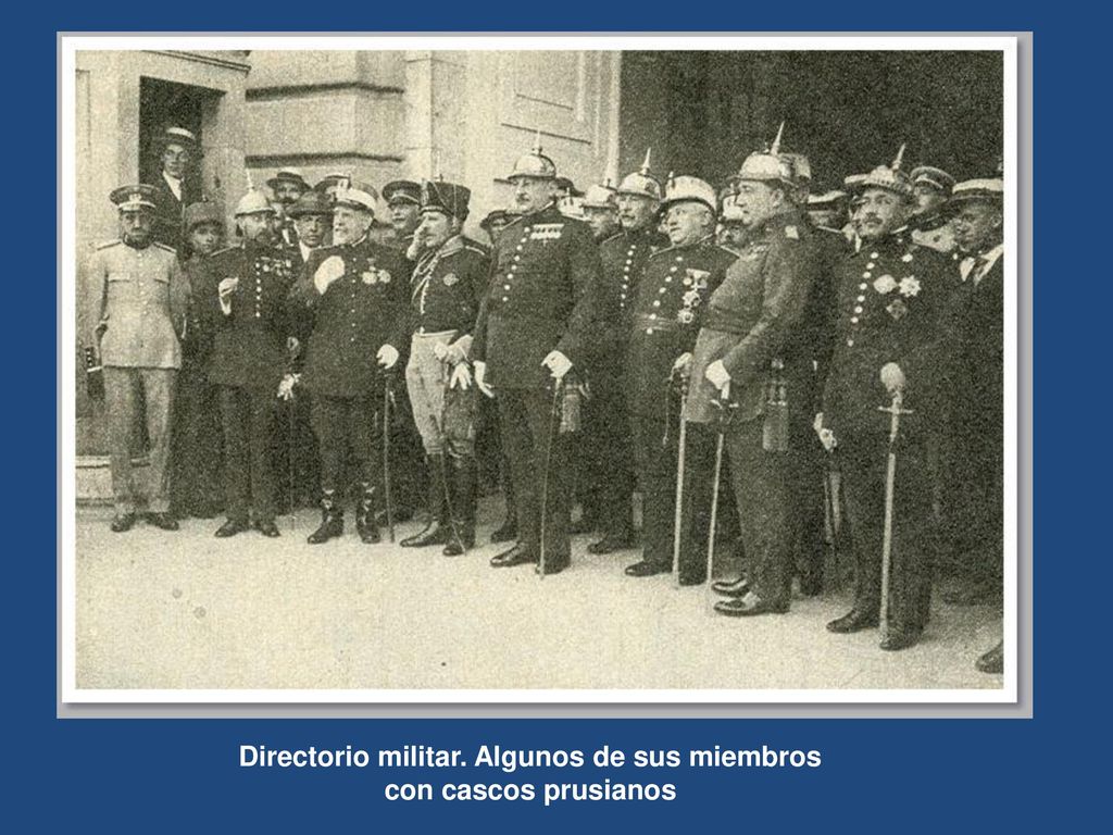 Directorio militar. Algunos de sus miembros con cascos prusianos