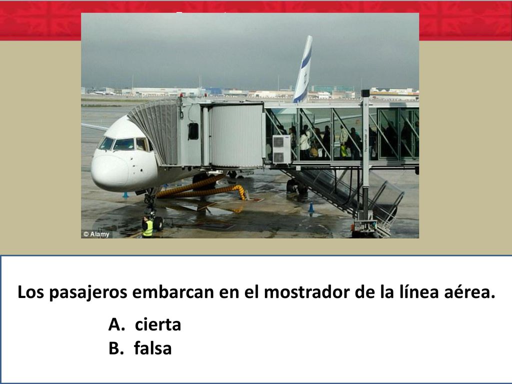 Los pasajeros embarcan en el mostrador de la línea aérea.