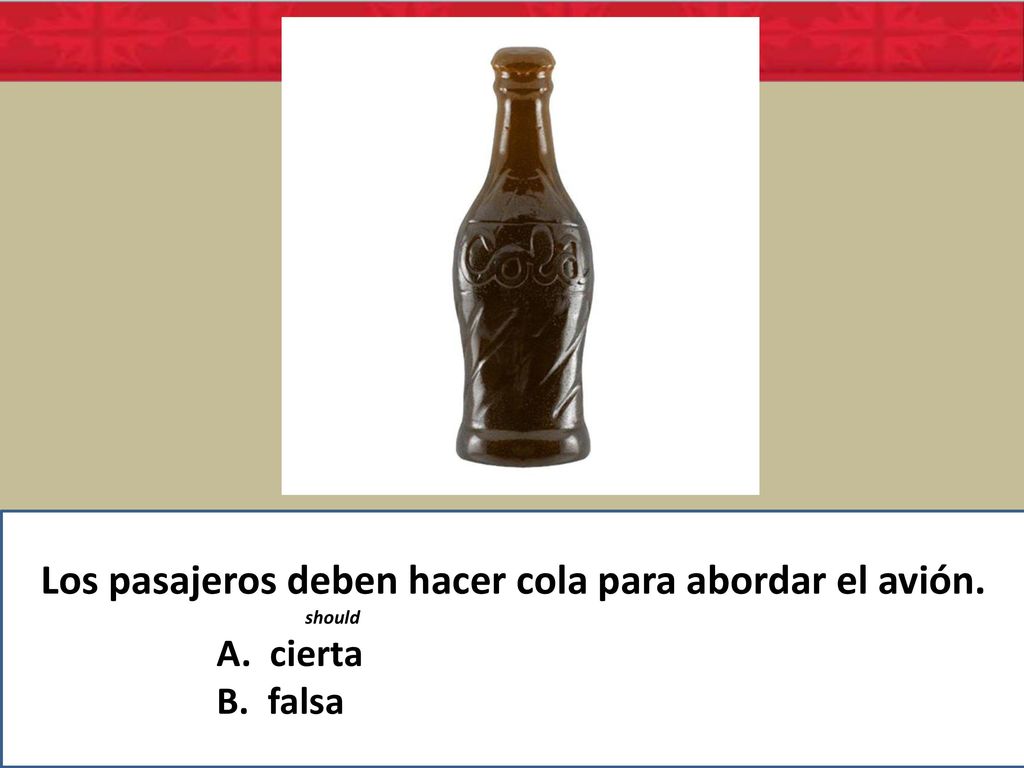 Los pasajeros deben hacer cola para abordar el avión.