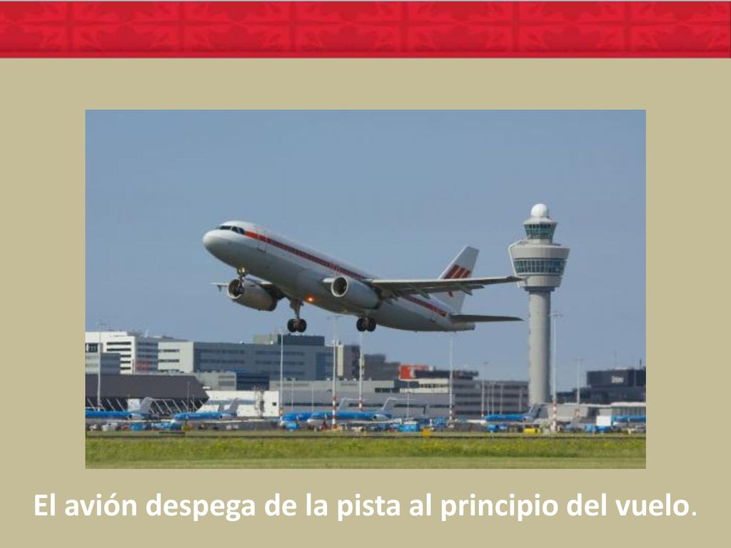 El avión despega de la pista al principio del vuelo.
