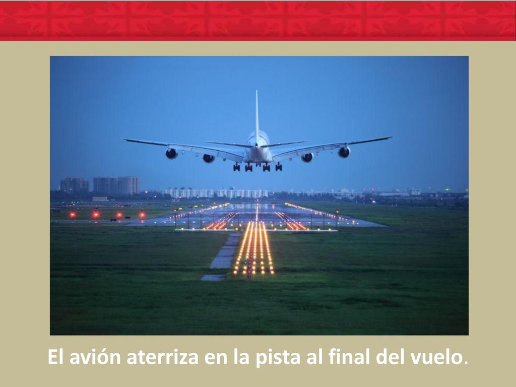 El avión aterriza en la pista al final del vuelo.
