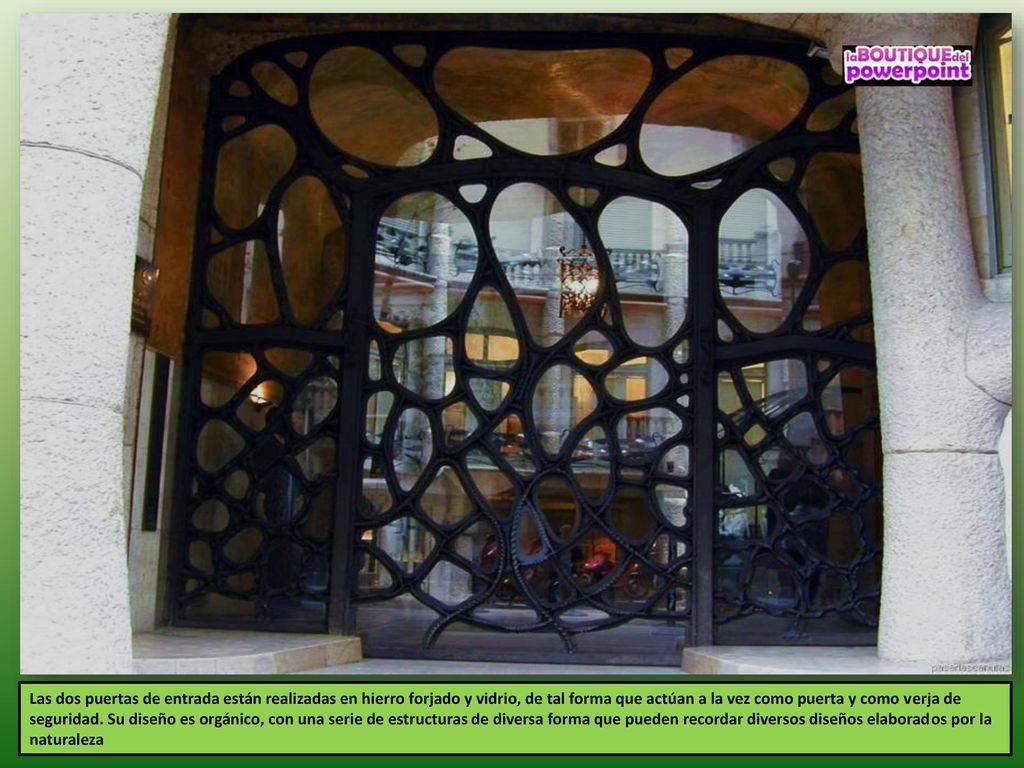 Las dos puertas de entrada están realizadas en hierro forjado y vidrio, de tal forma que actúan a la vez como puerta y como verja de seguridad.