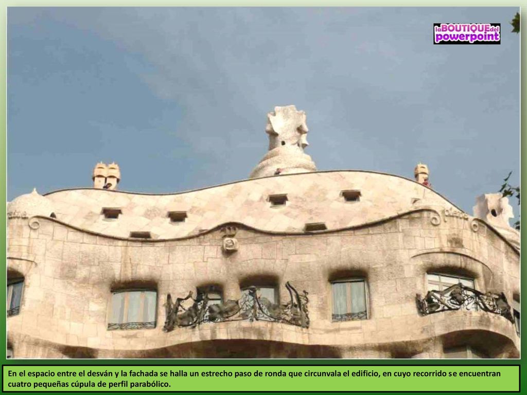 En el espacio entre el desván y la fachada se halla un estrecho paso de ronda que circunvala el edificio, en cuyo recorrido se encuentran cuatro pequeñas cúpula de perfil parabólico.