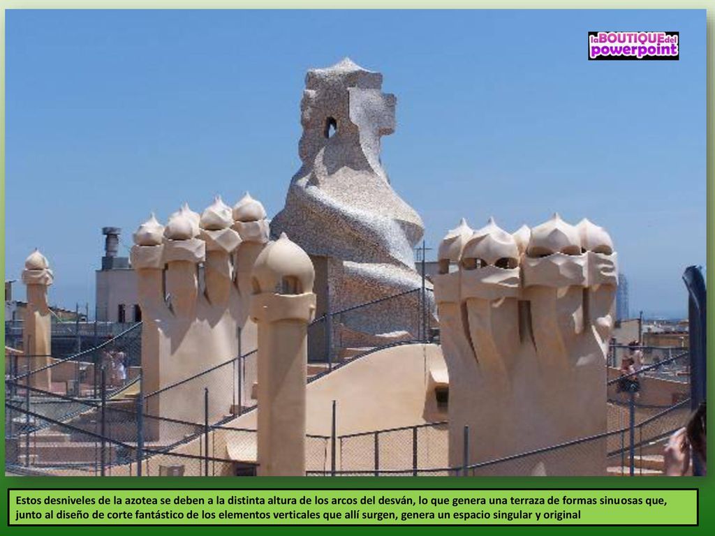Estos desniveles de la azotea se deben a la distinta altura de los arcos del desván, lo que genera una terraza de formas sinuosas que, junto al diseño de corte fantástico de los elementos verticales que allí surgen, genera un espacio singular y original