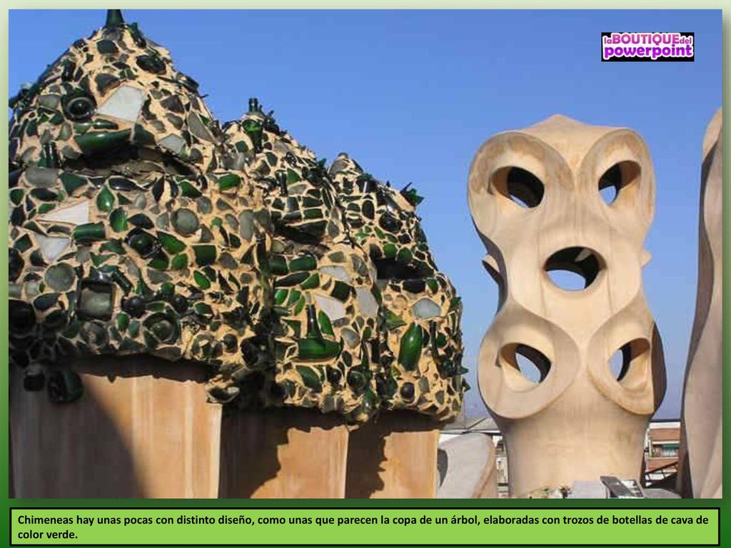 Chimeneas hay unas pocas con distinto diseño, como unas que parecen la copa de un árbol, elaboradas con trozos de botellas de cava de color verde.