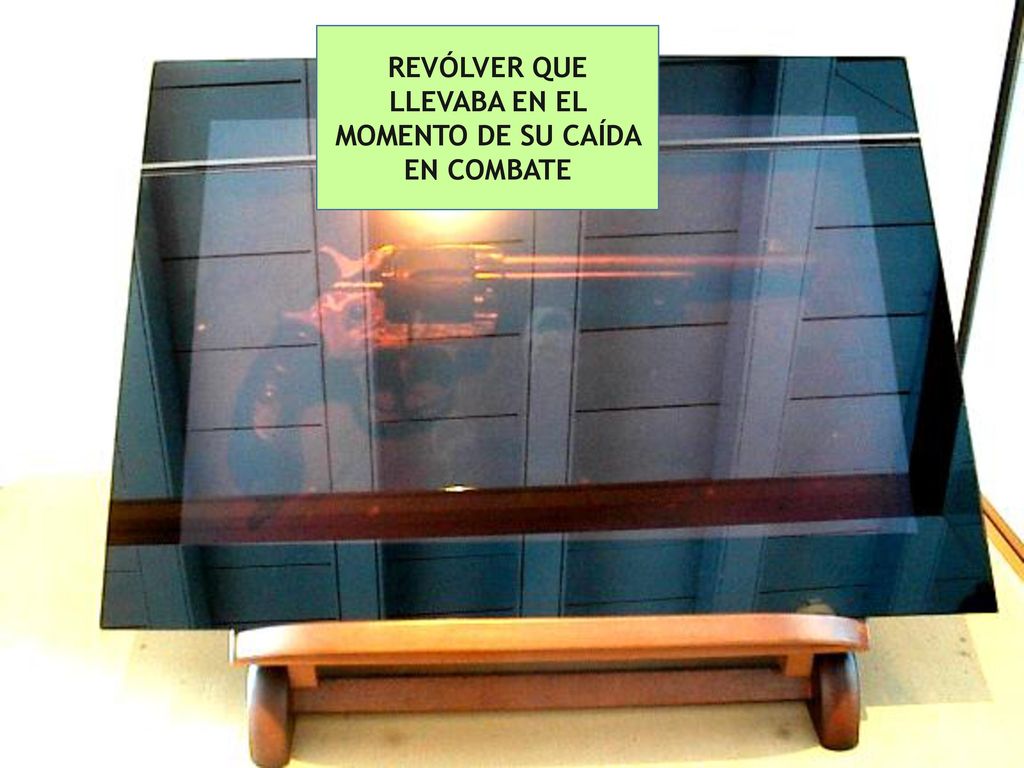 REVÓLVER QUE LLEVABA EN EL MOMENTO DE SU CAÍDA EN COMBATE