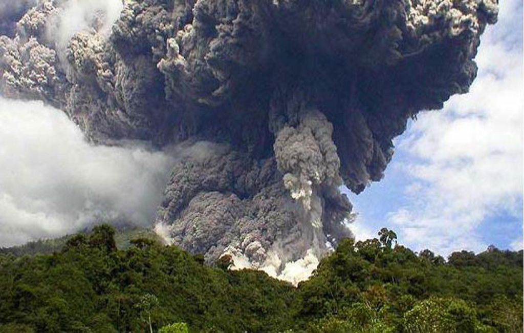 Nube de cenizas. Ash cloud. Volcán Reventador. Ecuador. Aztecanoticias
