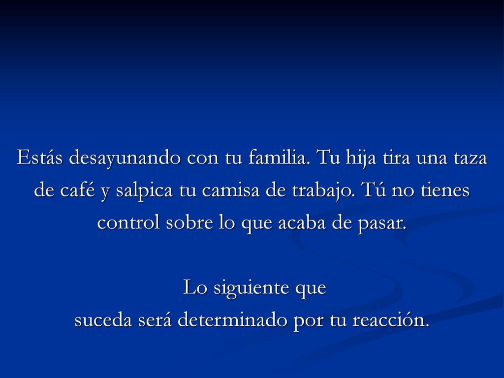 Estás desayunando con tu familia. Tu hija tira una taza