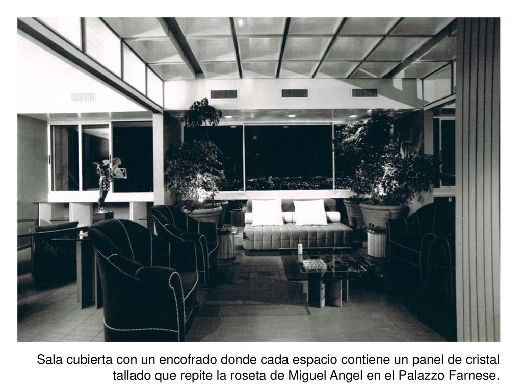 Sala cubierta con un encofrado donde cada espacio contiene un panel de cristal