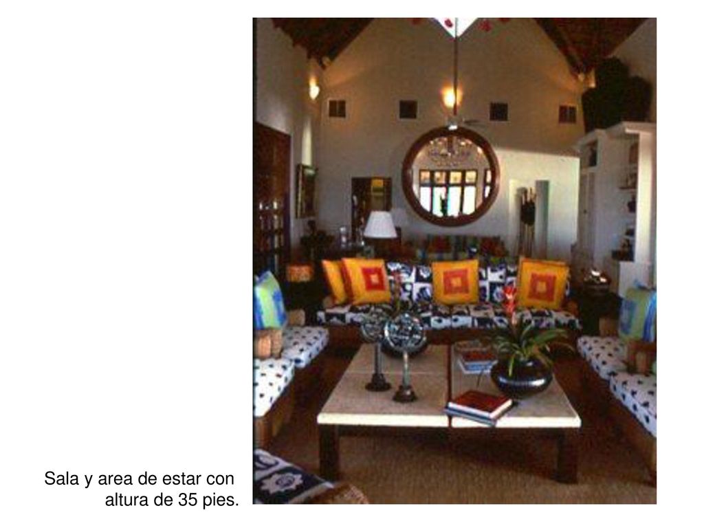 Sala y area de estar con altura de 35 pies.