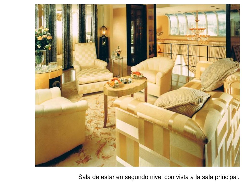 Sala de estar en segundo nivel con vista a la sala principal.