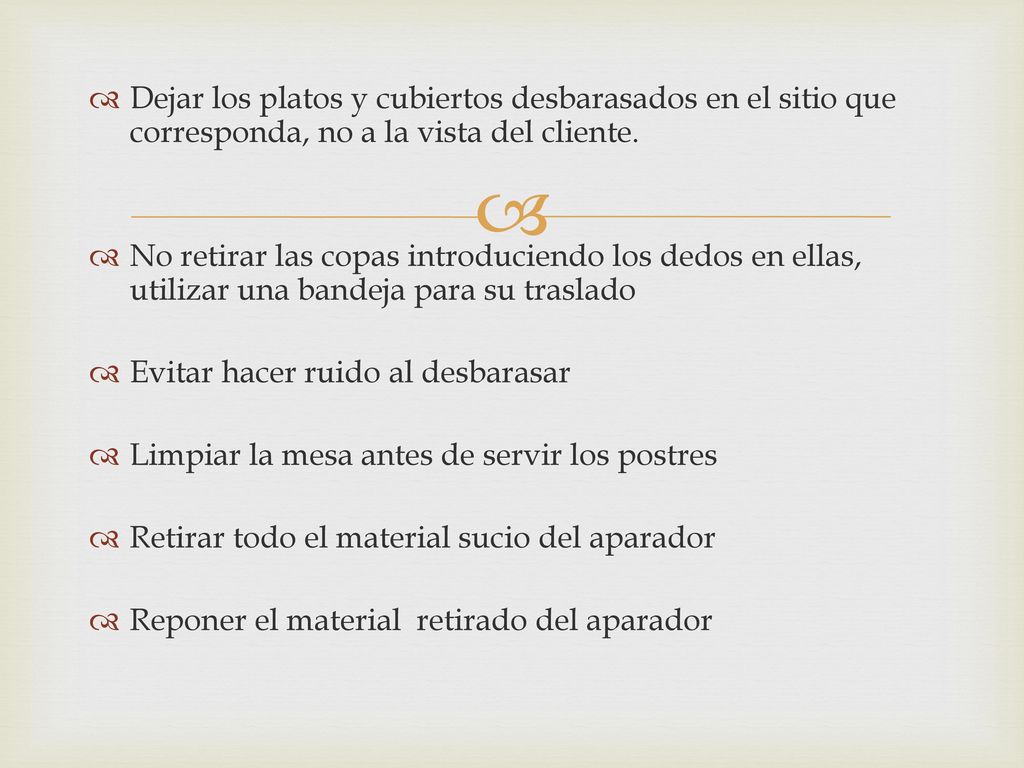 Dejar los platos y cubiertos desbarasados en el sitio que corresponda, no a la vista del cliente.