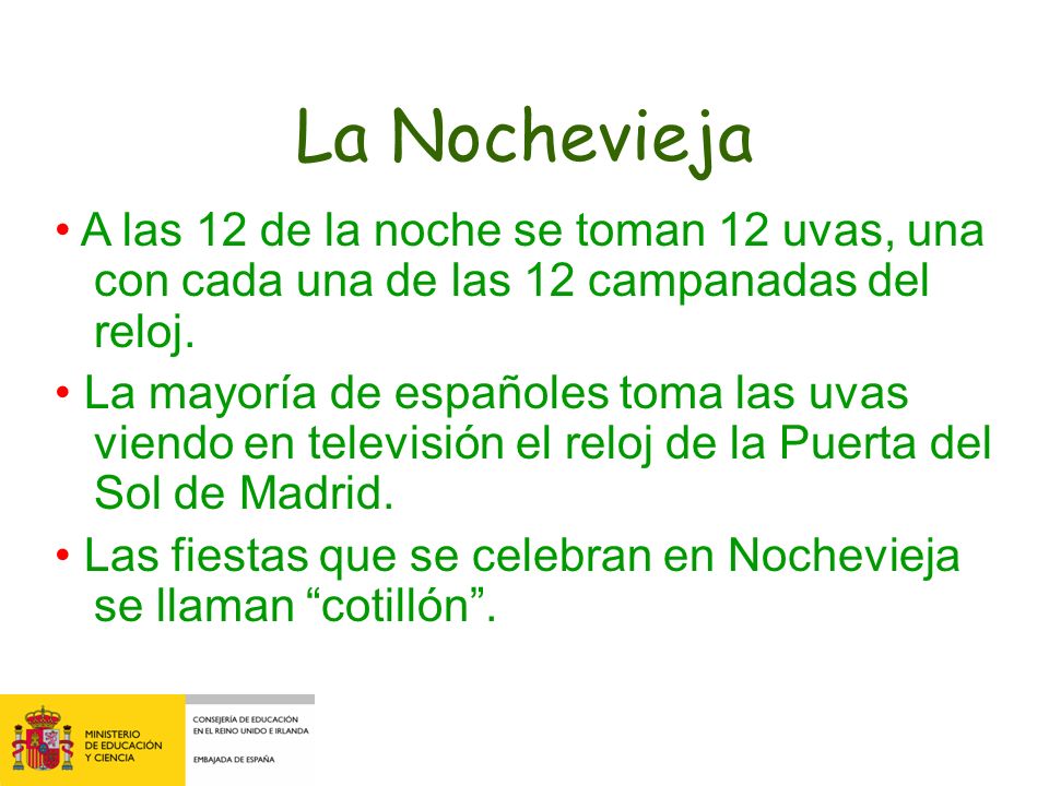 La Nochevieja • A las 12 de la noche se toman 12 uvas, una con cada una de las 12 campanadas del reloj.