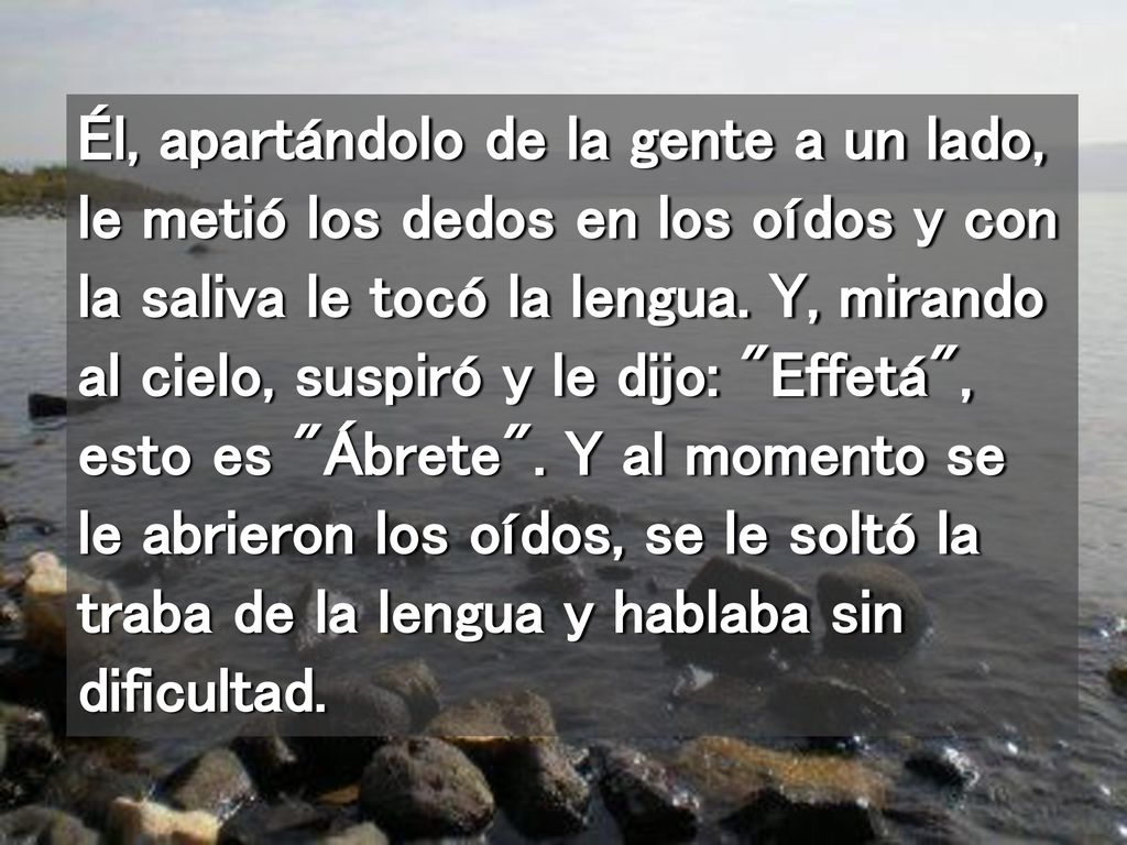 Él, apartándolo de la gente a un lado, le metió los dedos en los oídos y con la saliva le tocó la lengua.