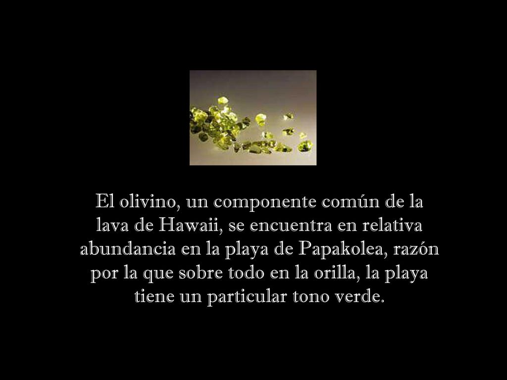 El olivino, un componente común de la lava de Hawaii, se encuentra en relativa abundancia en la playa de Papakolea, razón por la que sobre todo en la orilla, la playa tiene un particular tono verde.