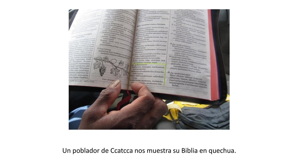 Un poblador de Ccatcca nos muestra su Biblia en quechua.