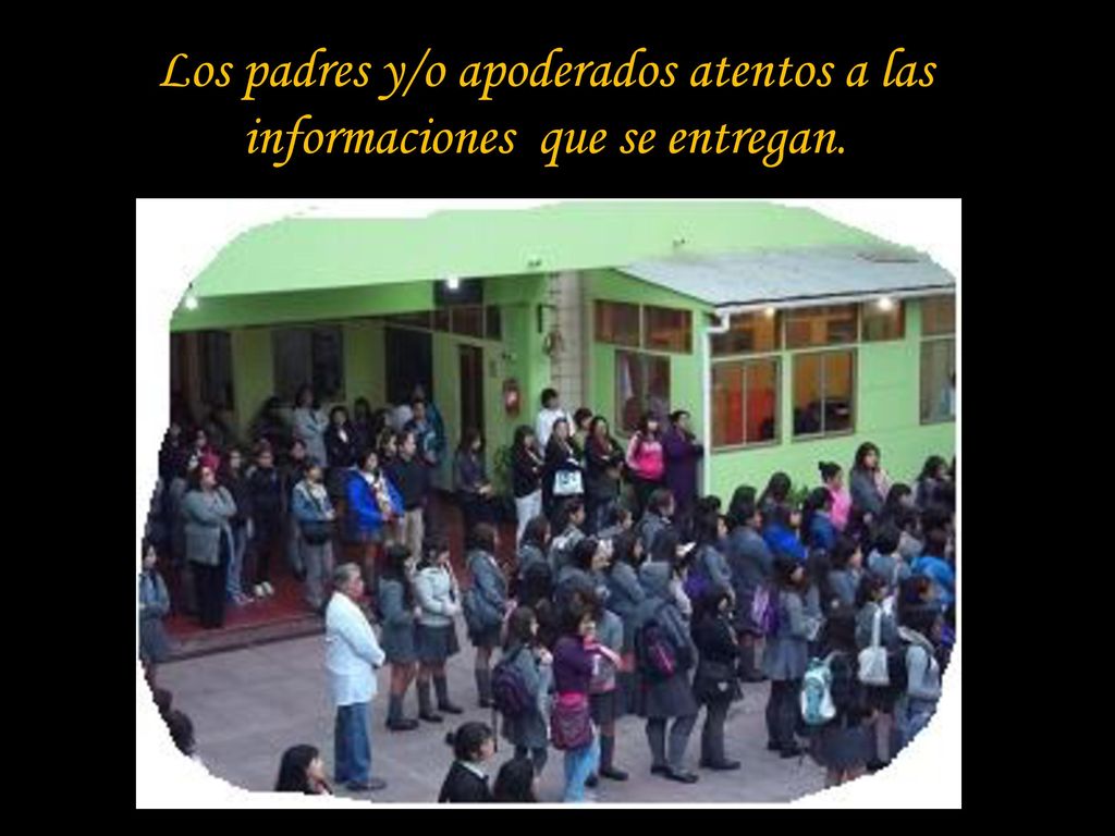 Los padres y/o apoderados atentos a las informaciones que se entregan.