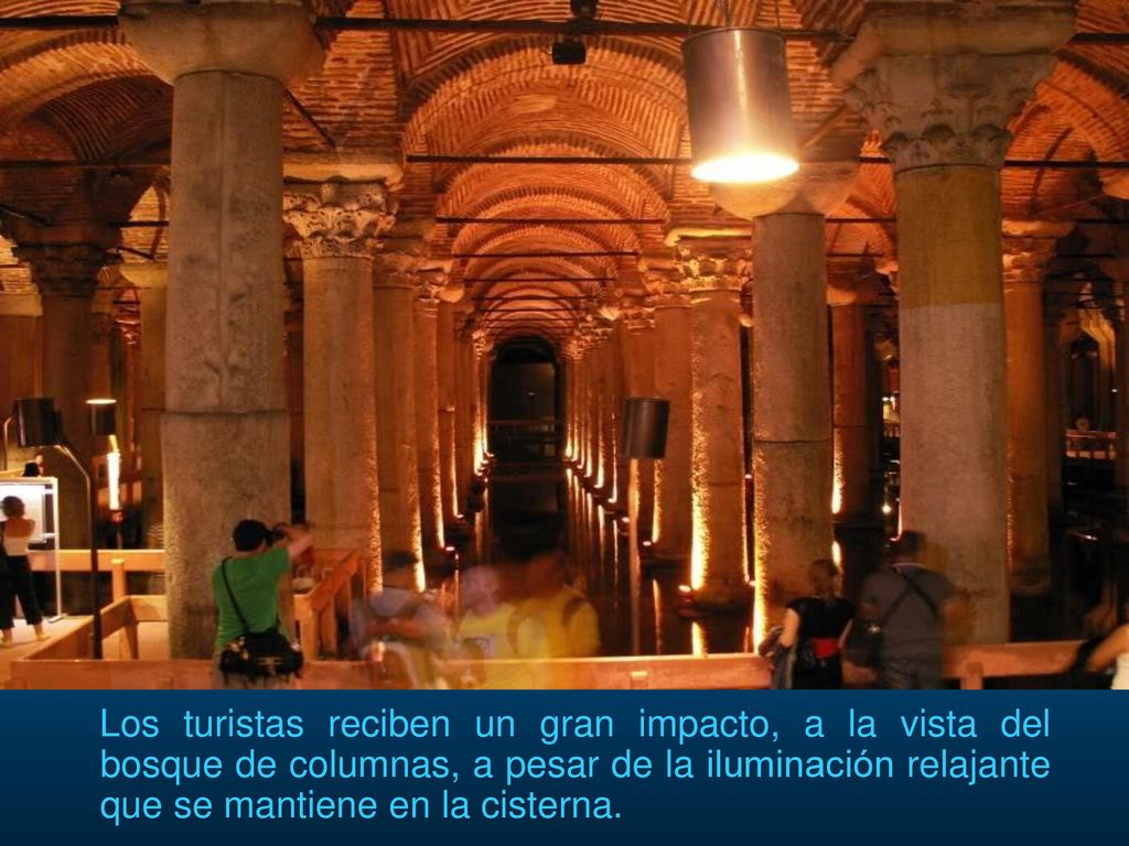 Los turistas reciben un gran impacto, a la vista del bosque de columnas, a pesar de la iluminación relajante que se mantiene en la cisterna.