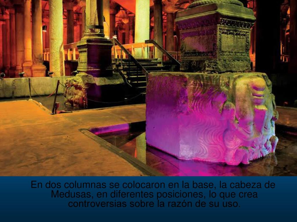 En dos columnas se colocaron en la base, la cabeza de Medusas, en diferentes posiciones, lo que crea controversias sobre la razón de su uso.