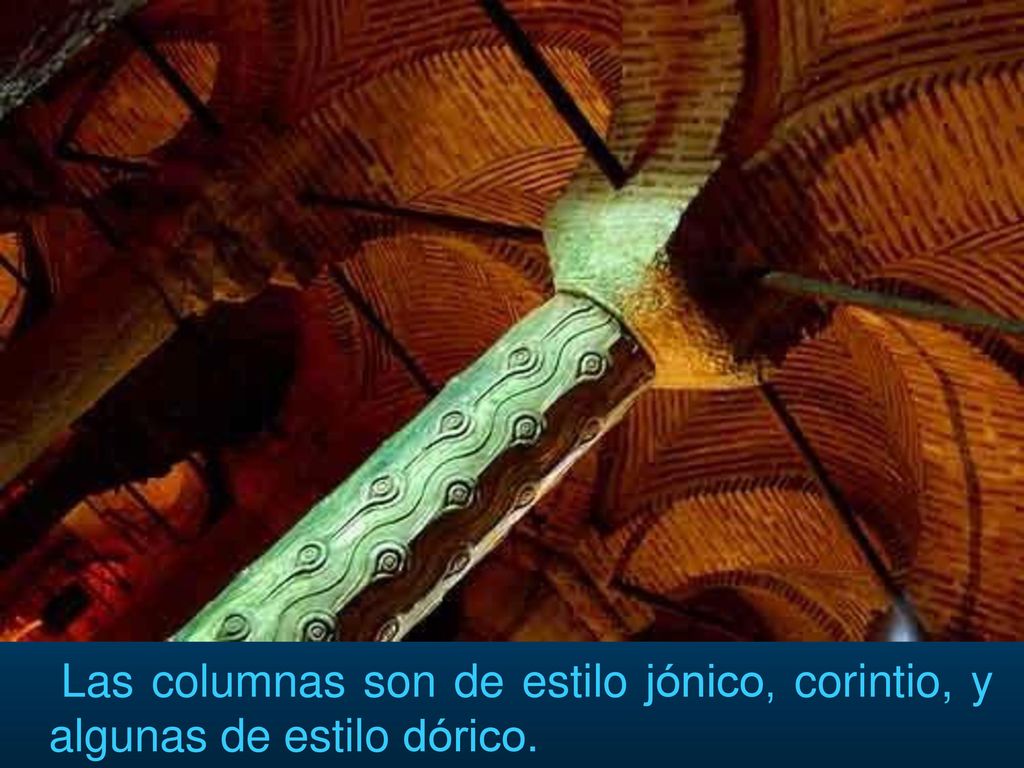 Las columnas son de estilo jónico, corintio, y algunas de estilo dórico.