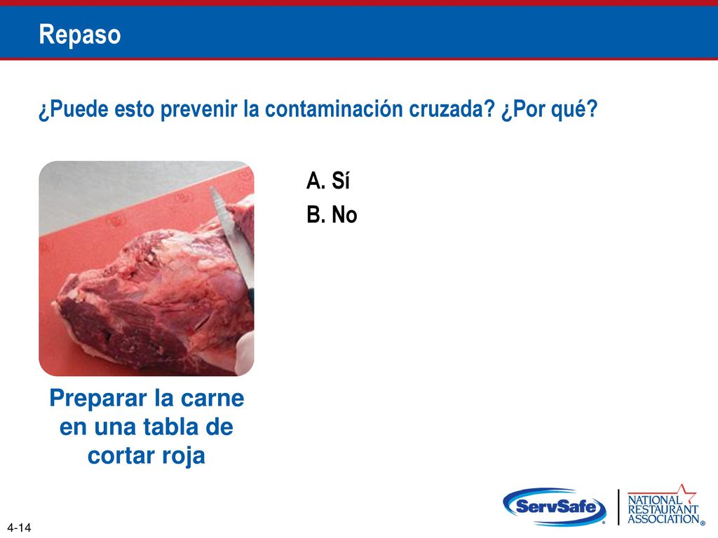 Preparar la carne en una tabla de cortar roja