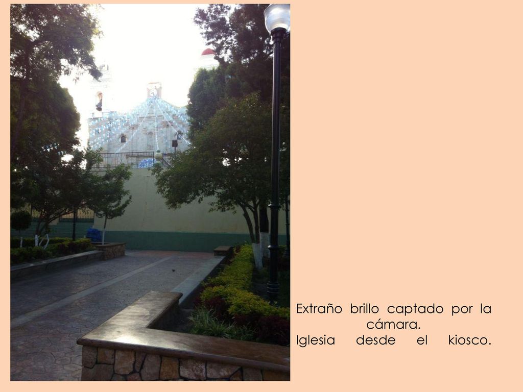 Extraño brillo captado por la cámara. Iglesia desde el kiosco.