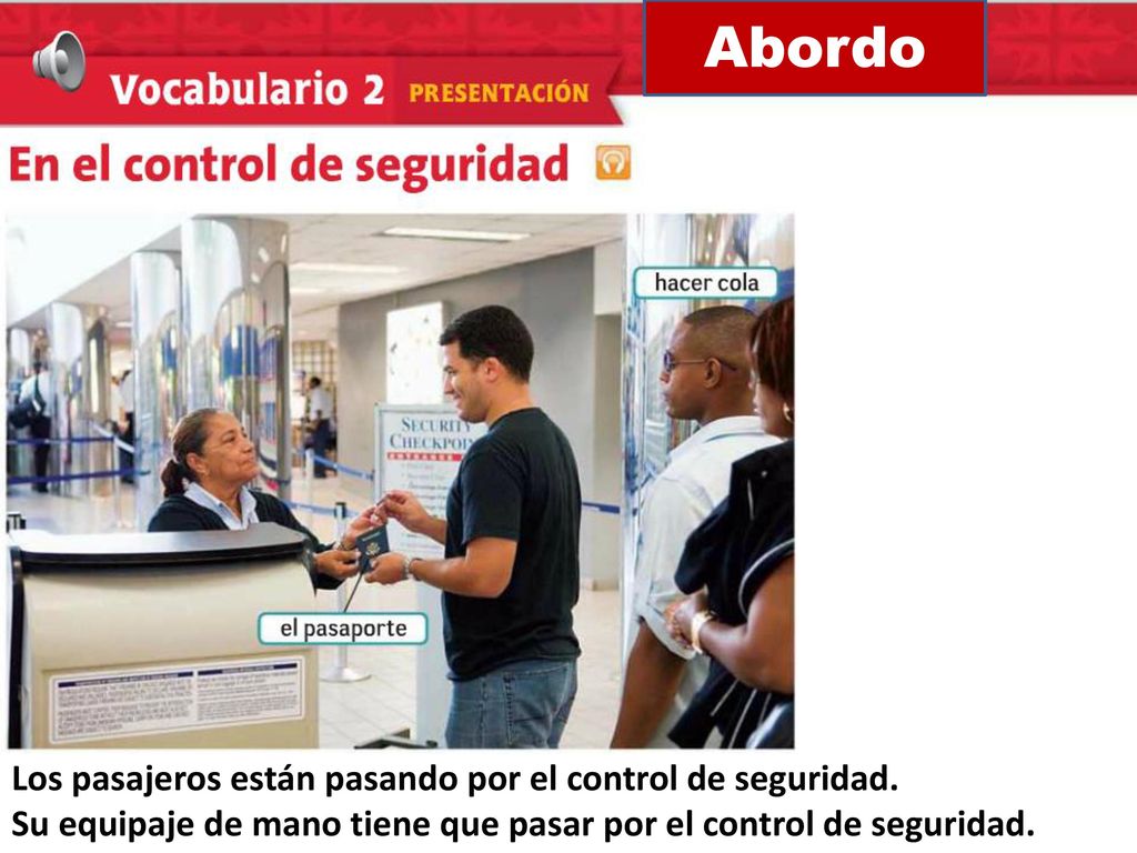 Abordo Los pasajeros están pasando por el control de seguridad.