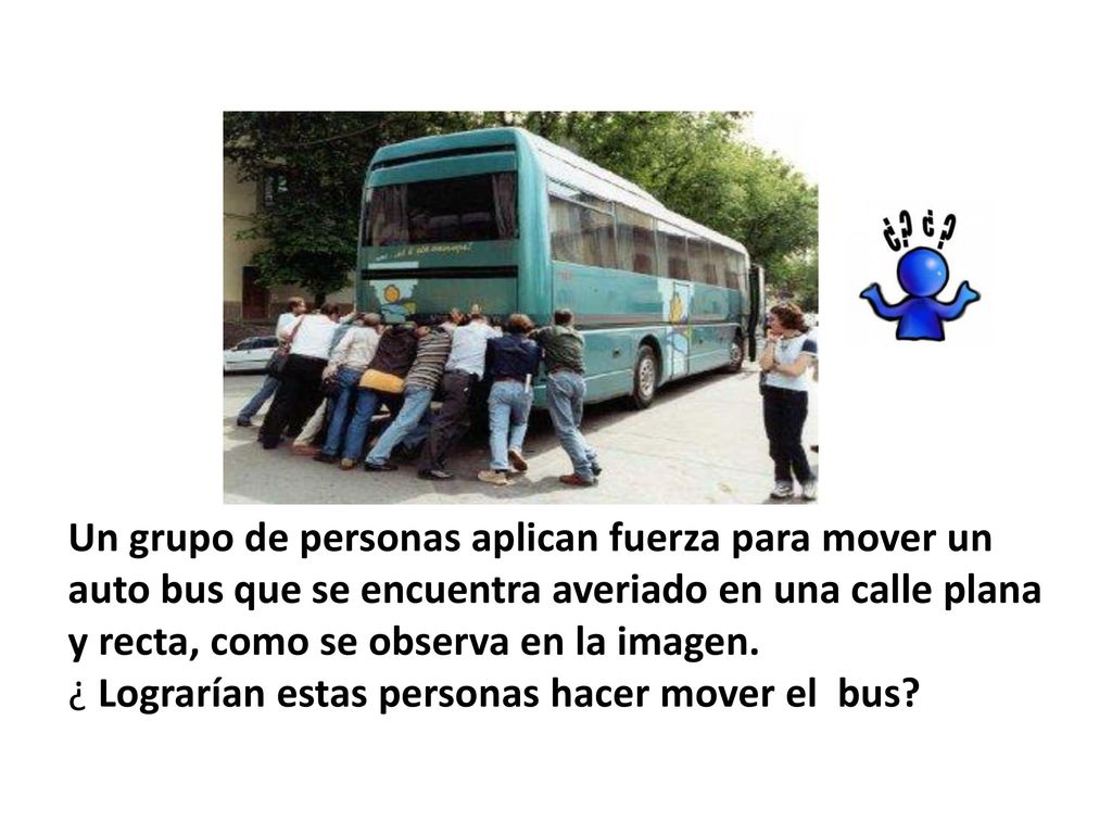 Un grupo de personas aplican fuerza para mover un auto bus que se encuentra averiado en una calle plana y recta, como se observa en la imagen.