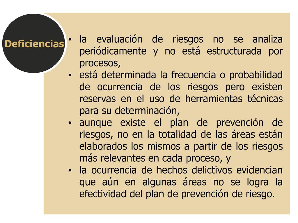 Deficiencias la evaluación de riesgos no se analiza periódicamente y no está estructurada por procesos,