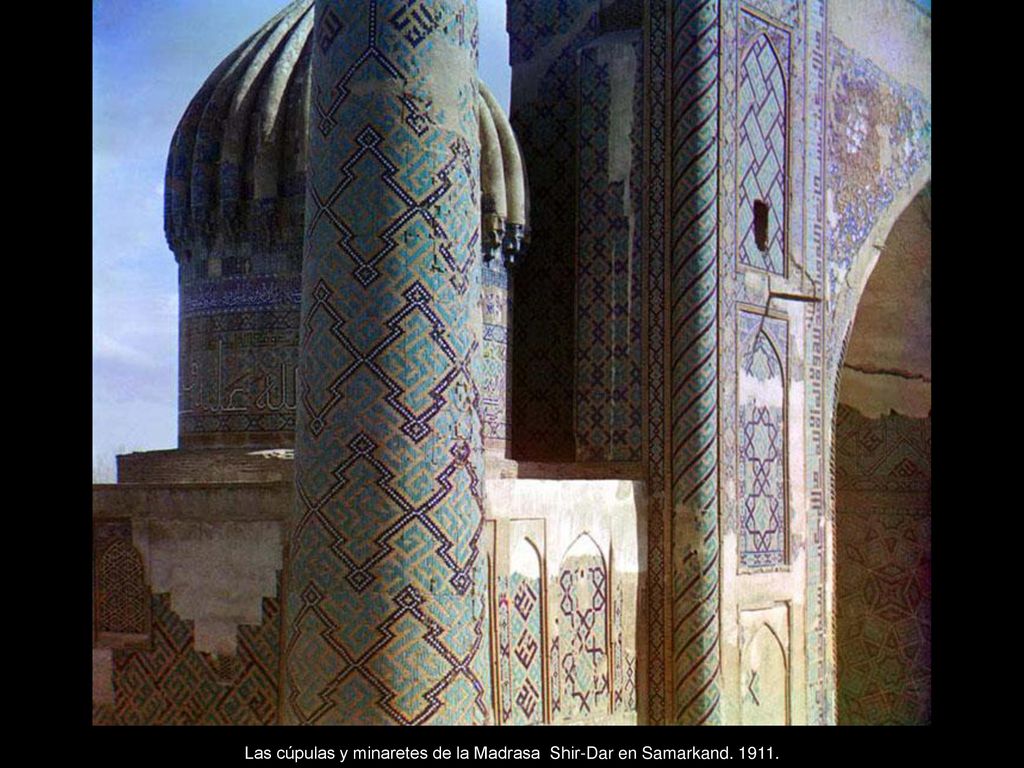 Las cúpulas y minaretes de la Madrasa Shir-Dar en Samarkand