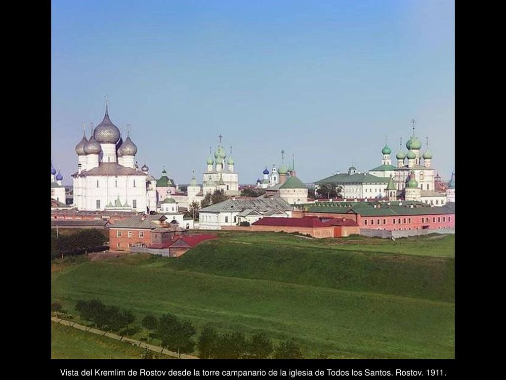 Vista del Kremlim de Rostov desde la torre campanario de la iglesia de Todos los Santos.