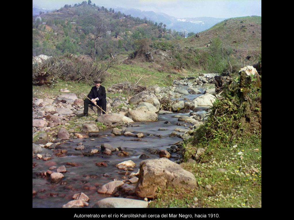 Autorretrato en el río Karolitskhali cerca del Mar Negro, hacia 1910.