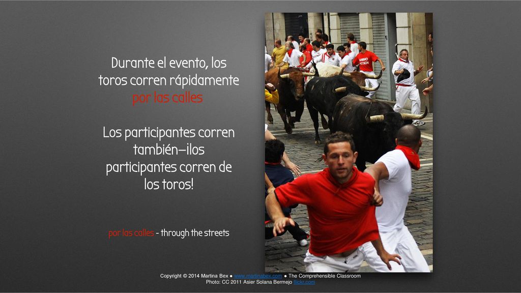 Durante el evento, los toros corren rápidamente por las calles.