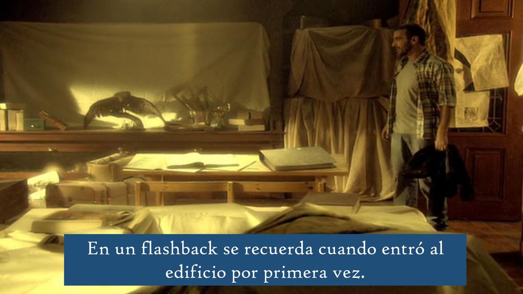 En un flashback se recuerda cuando entró al edificio por primera vez.