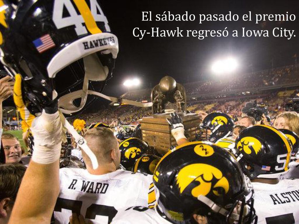 El sábado pasado el premio Cy-Hawk regresó a Iowa City.