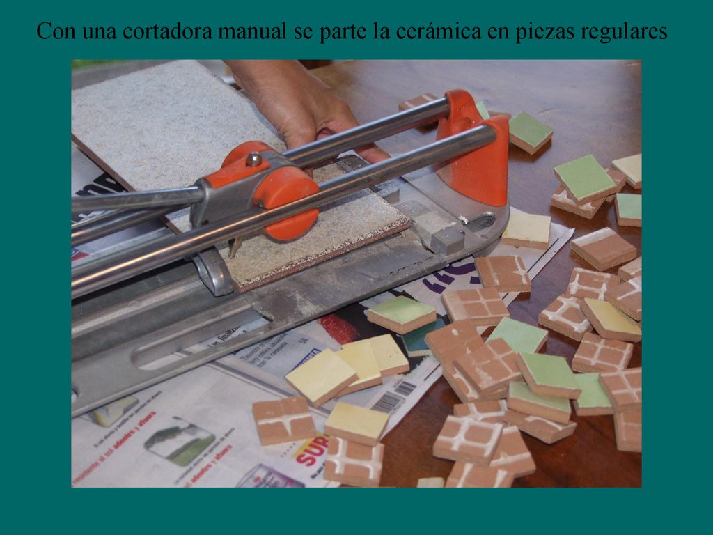 Con una cortadora manual se parte la cerámica en piezas regulares