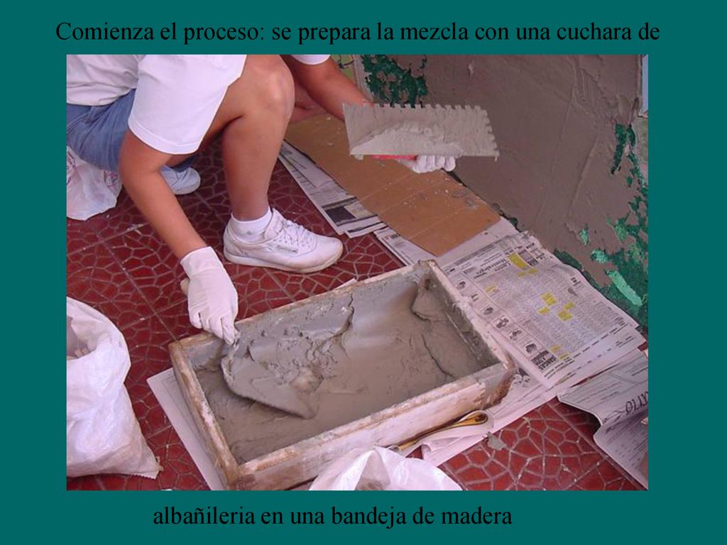 Comienza el proceso: se prepara la mezcla con una cuchara de