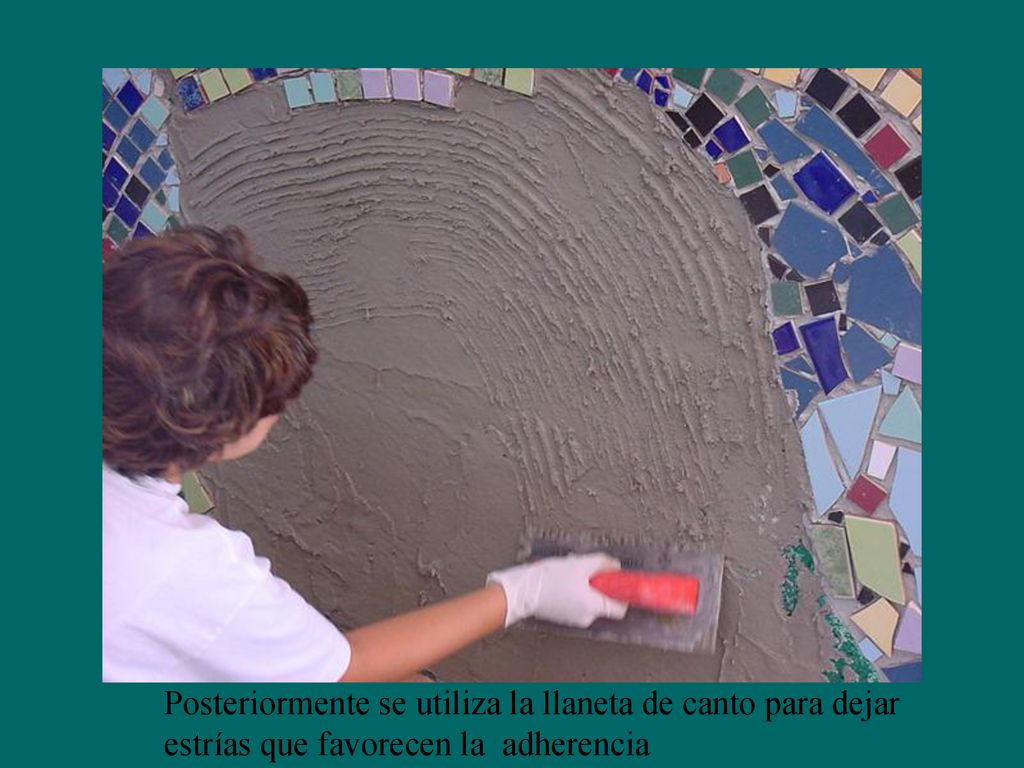 Posteriormente se utiliza la llaneta de canto para dejar estrías que favorecen la adherencia