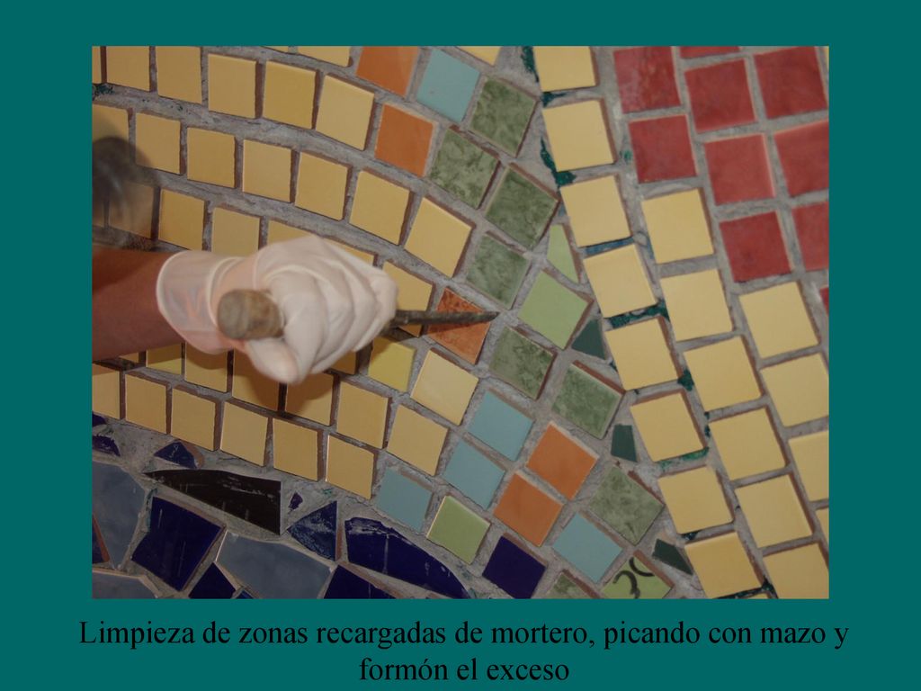 Limpieza de zonas recargadas de mortero, picando con mazo y