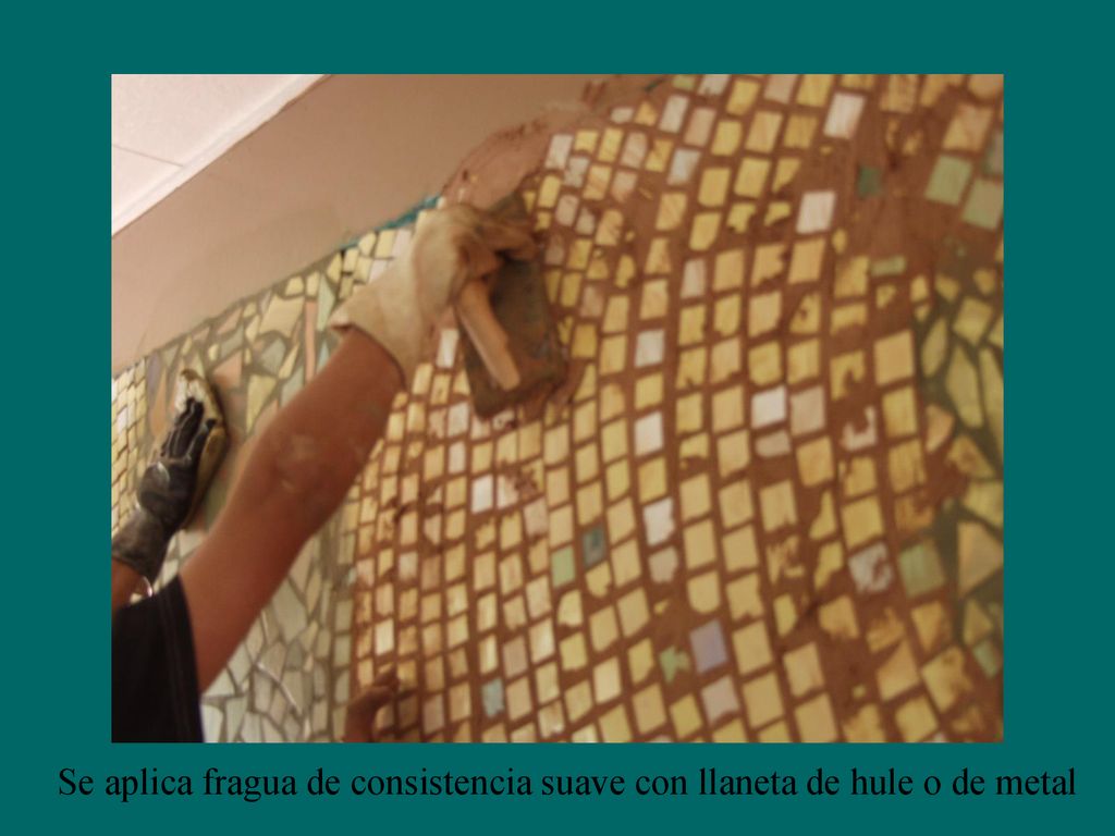 Se aplica fragua de consistencia suave con llaneta de hule o de metal
