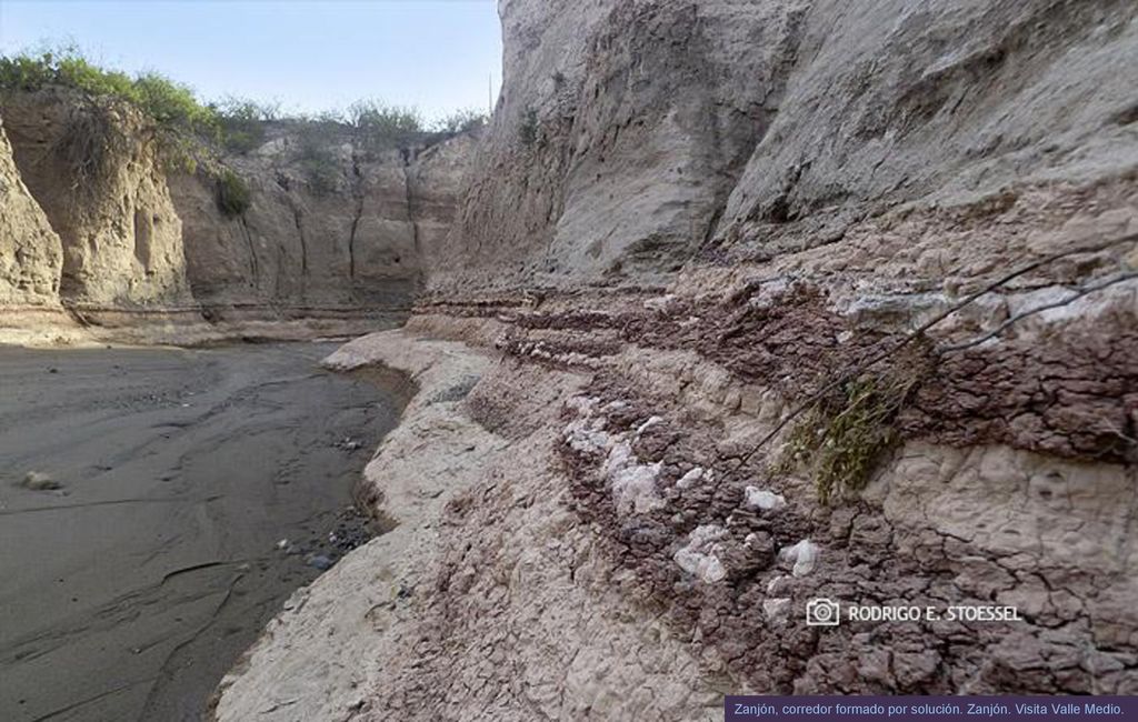 Zanjón, corredor formado por solución. Zanjón. Visita Valle Medio.