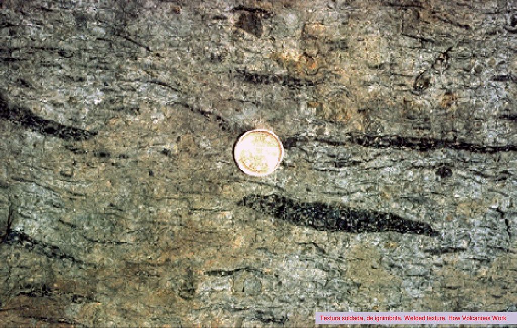 Textura soldada, de ignimbrita. Welded texture. How Volcanoes Work
