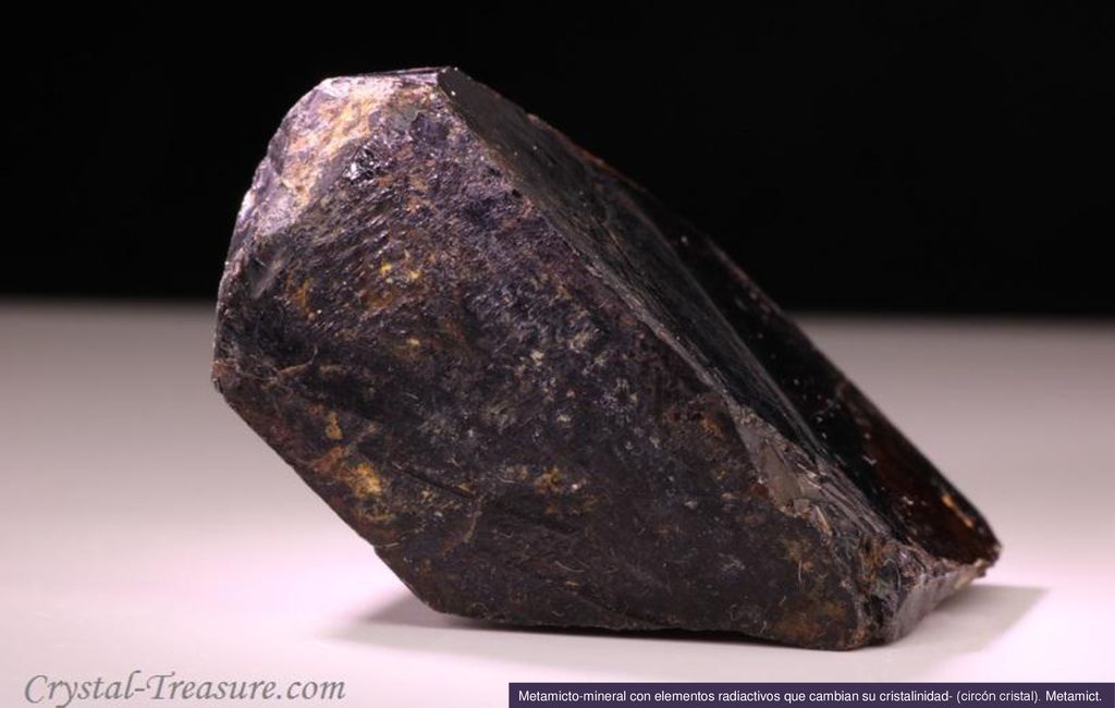 Metamicto-mineral con elementos radiactivos que cambian su cristalinidad- (circón cristal). Metamict. Crystal Treasure.com