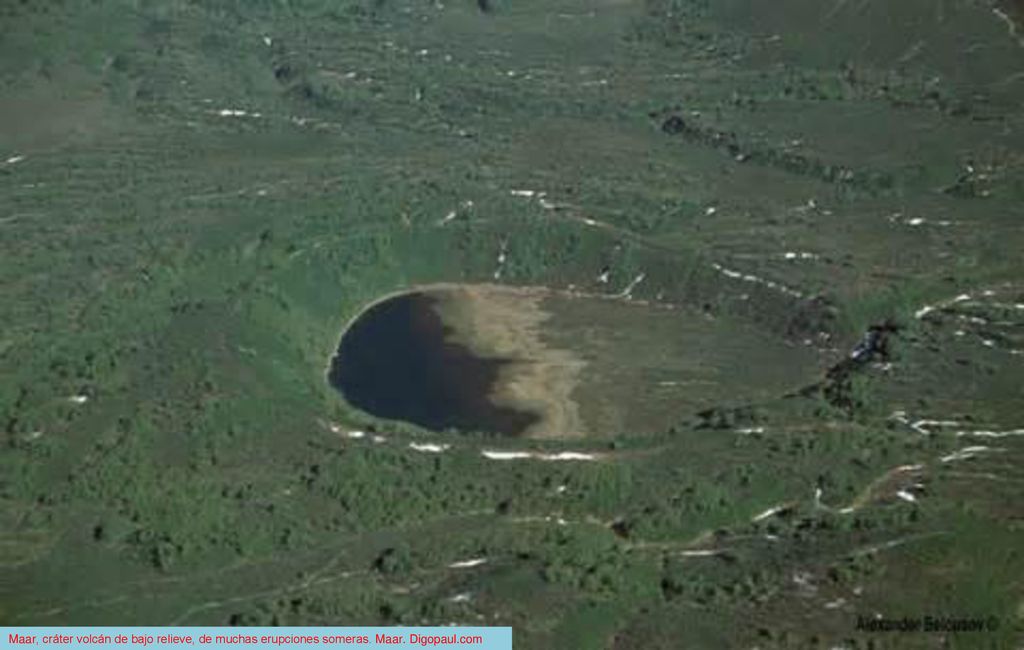 Maar, cráter volcán de bajo relieve, de muchas erupciones someras. Maar. Digopaul.com