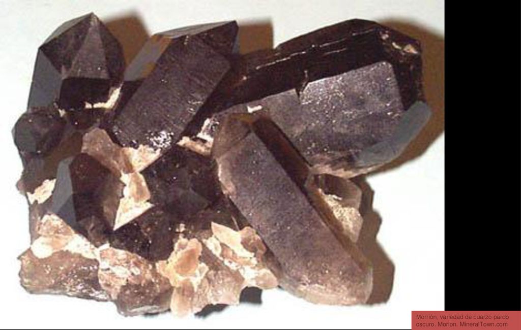 Morrión, variedad de cuarzo pardo oscuro. Morion. MineralTown.com