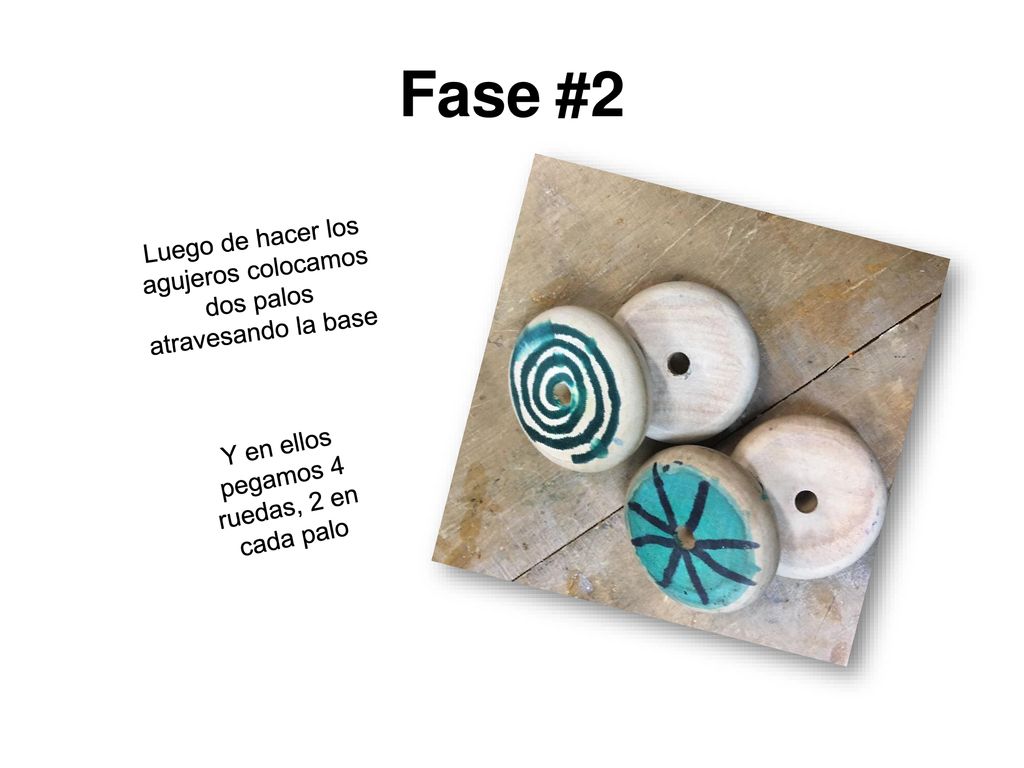 Fase #2 Luego de hacer los agujeros colocamos dos palos atravesando la base.