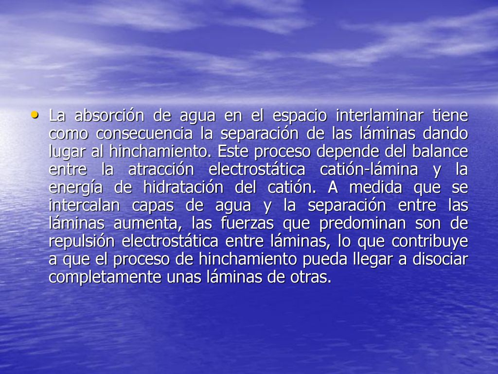 La absorción de agua en el espacio interlaminar tiene como consecuencia la separación de las láminas dando lugar al hinchamiento.