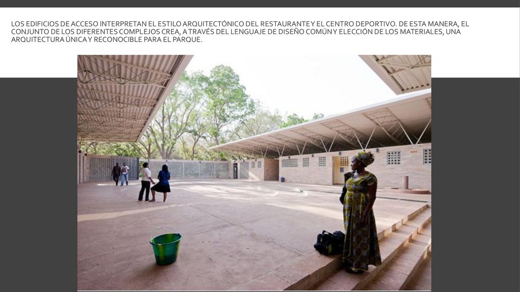 Los edificios de acceso interpretan el estilo arquitectónico del restaurante y el centro deportivo.